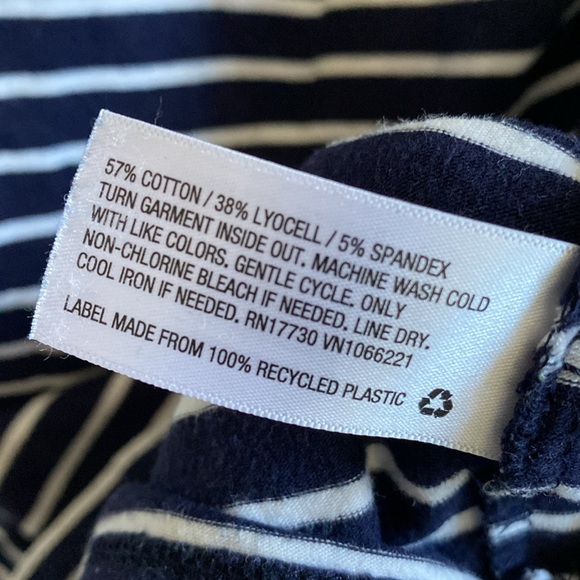 Striped maternity t-shirt dress with ruched sides - Picture 4 of 5